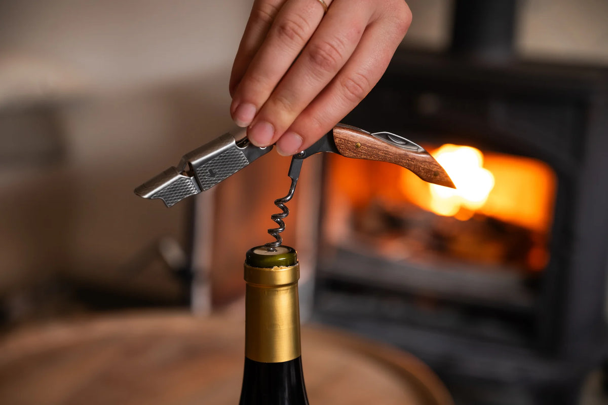 Couteau Sommelier Wijnopener van palissander hout tijdens het openen