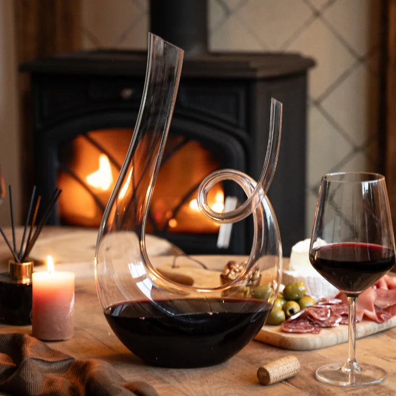 Infinité decanteerkaraf van kristalglas in productpresentatie